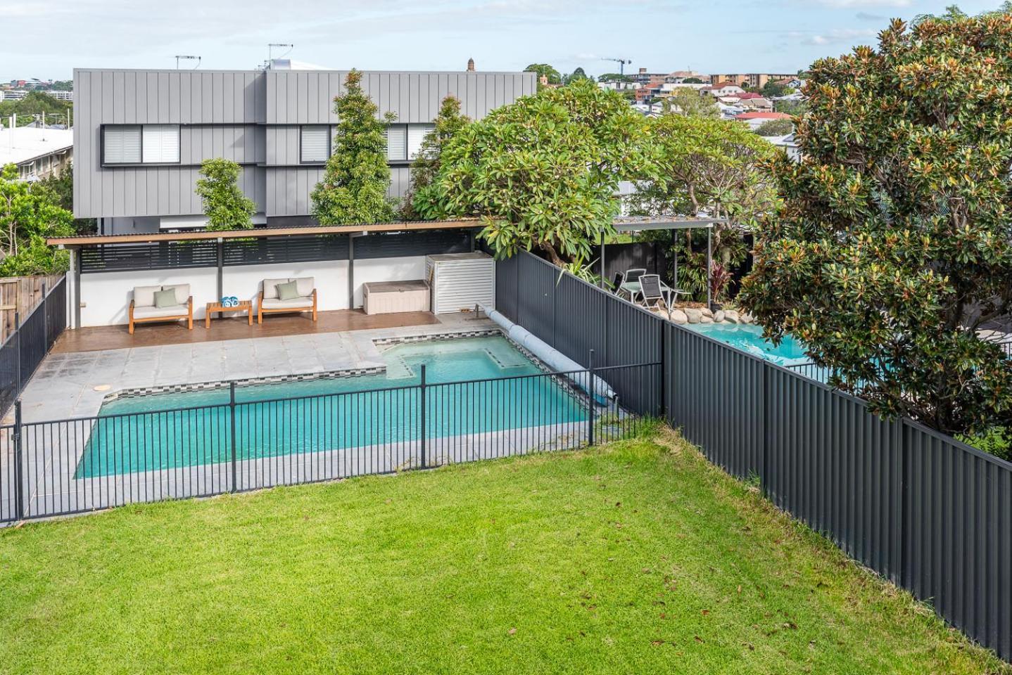Beautiful Modern In Heart Of New Farm