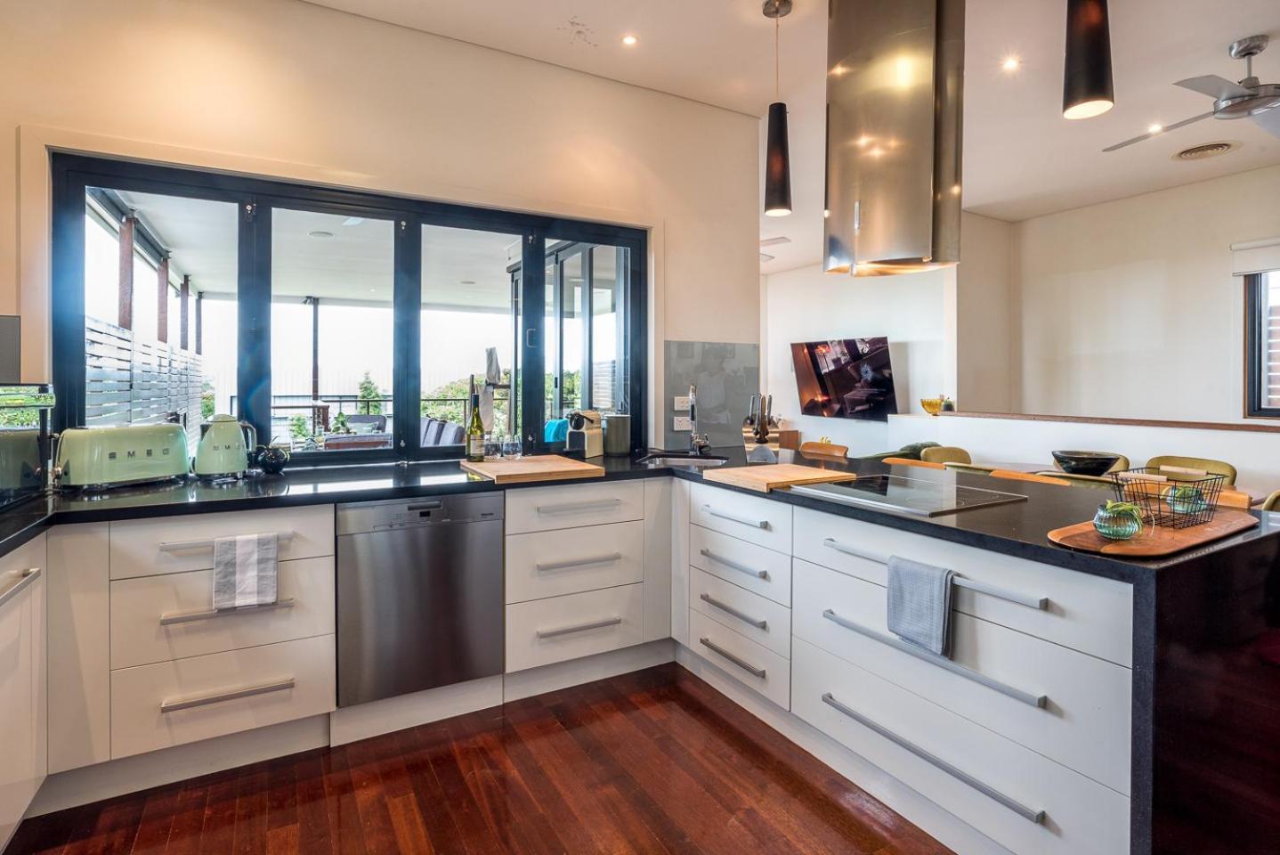 Beautiful Modern In Heart Of New Farm