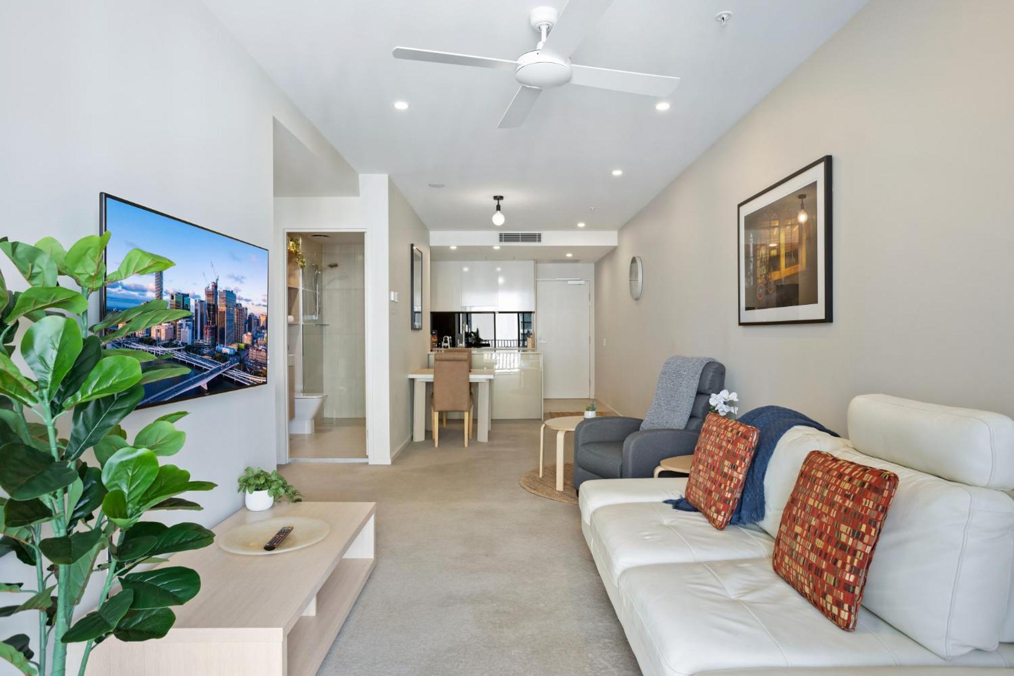 Cosy 1-bed With River Views Pool Gym & Bbq *