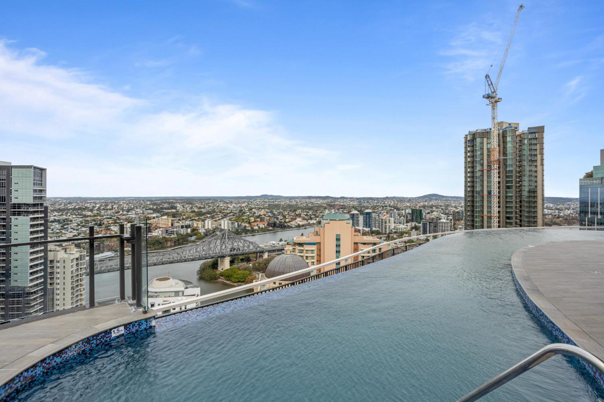 Cosy 1-bed With River Views Pool Gym & Bbq Brisbane