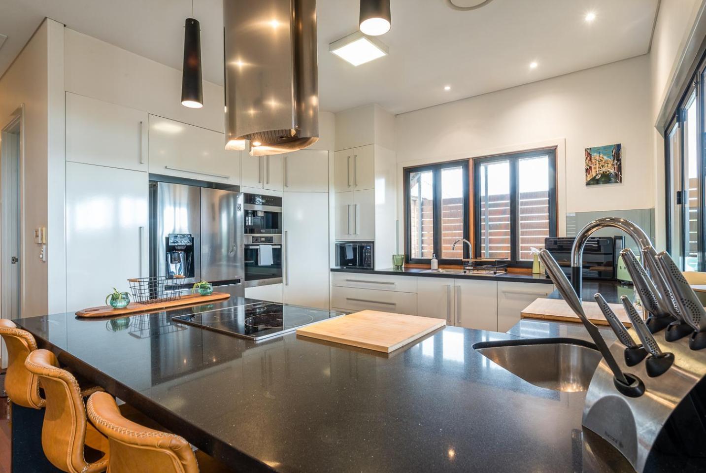 Beautiful Modern In Heart Of New Farm