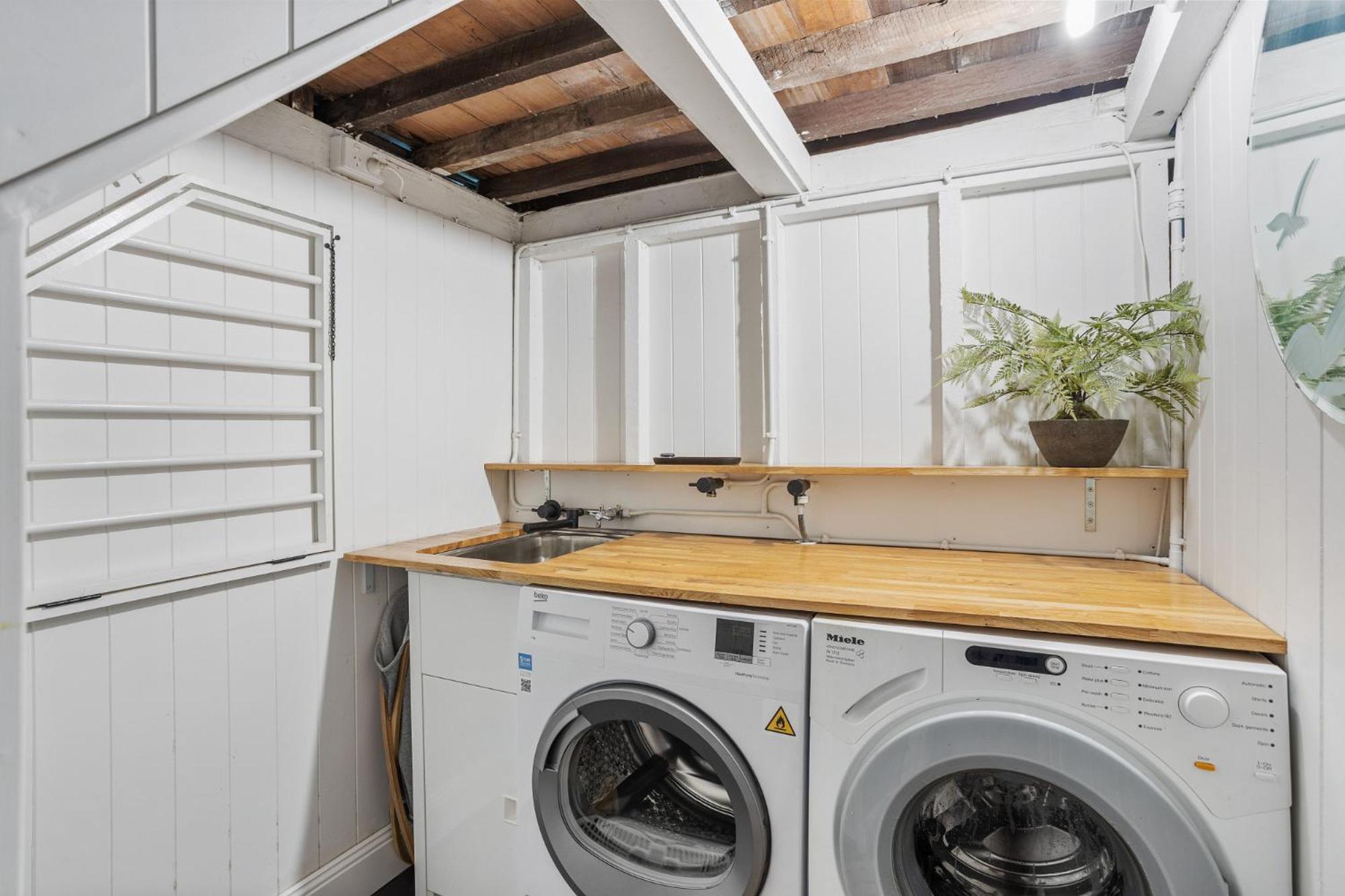Tranquil 2-bed Family With Deck Among Trees Holiday home Brisbane