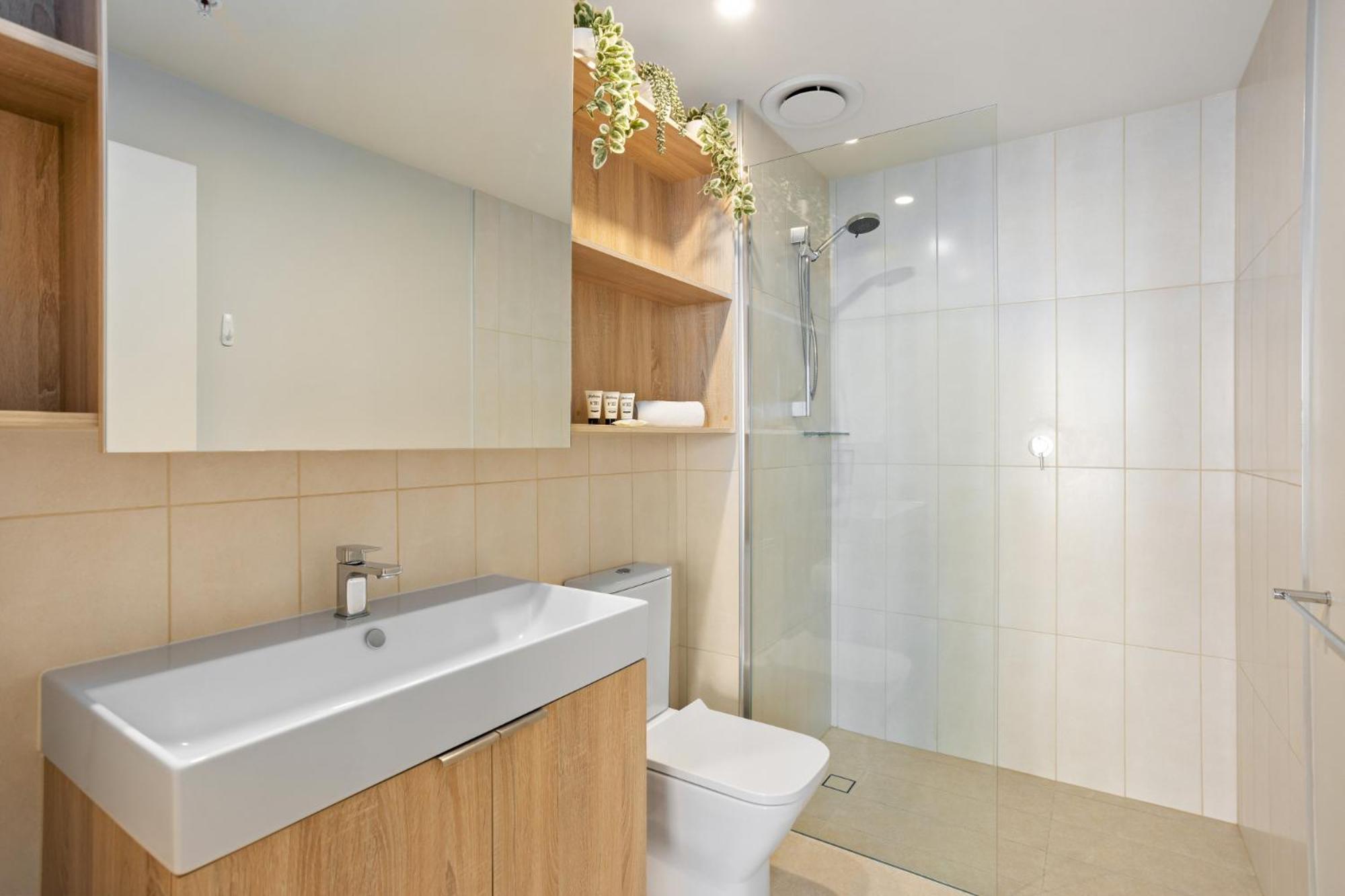 Cosy 1-bed With River Views Pool Gym & Bbq Apartment
