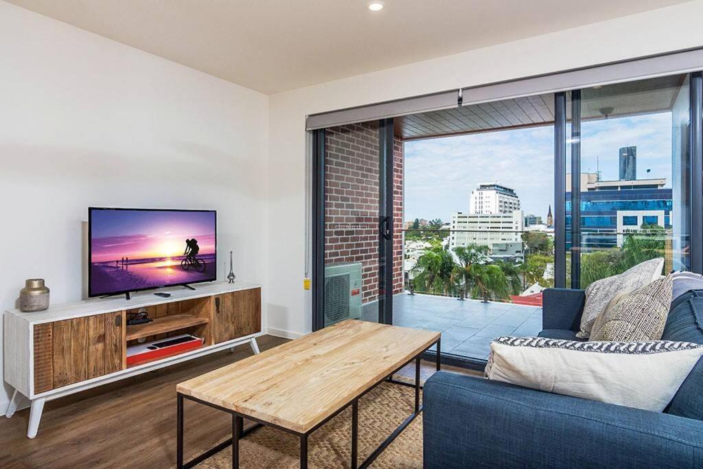 Slick 1 Bedroom + Carpark - Walk To *