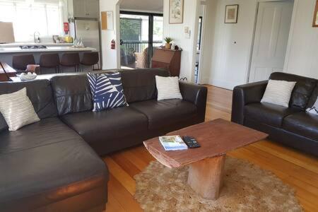 The Indooroopilly Queenslander - 4 Bedroom Family - Private Pool - Wifi - Netflix Holiday home
