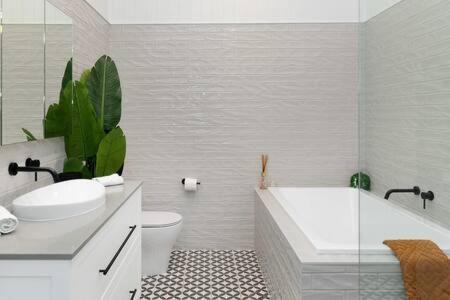 The Indooroopilly Queenslander - 4 Bedroom Family - Private Pool - Wifi - Netflix Holiday home Brisbane