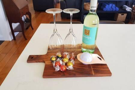 The Indooroopilly Queenslander - 4 Bedroom Family - Private Pool - Wifi - Netflix Holiday home