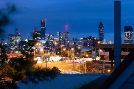 The Indooroopilly Queenslander - 4 Bedroom Family - Private Pool - Wifi - Netflix Brisbane