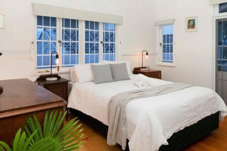 The Indooroopilly Queenslander - 4 Bedroom Family - Private Pool - Wifi - Netflix Holiday home