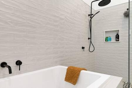 The Indooroopilly Queenslander - 4 Bedroom Family - Private Pool - Wifi - Netflix * Brisbane