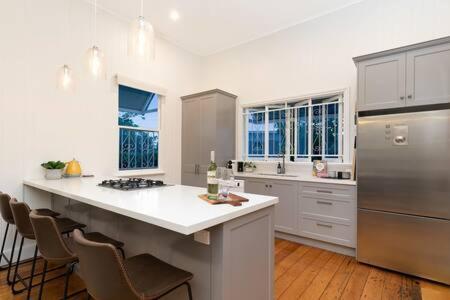 The Indooroopilly Queenslander - 4 Bedroom Family - Private Pool - Wifi - Netflix Brisbane