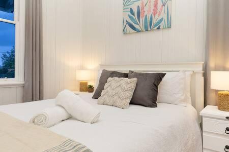 The Indooroopilly Queenslander - 4 Bedroom Family - Private Pool - Wifi - Netflix