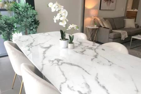 Charlotte Towers & Style Facilities * Brisbane