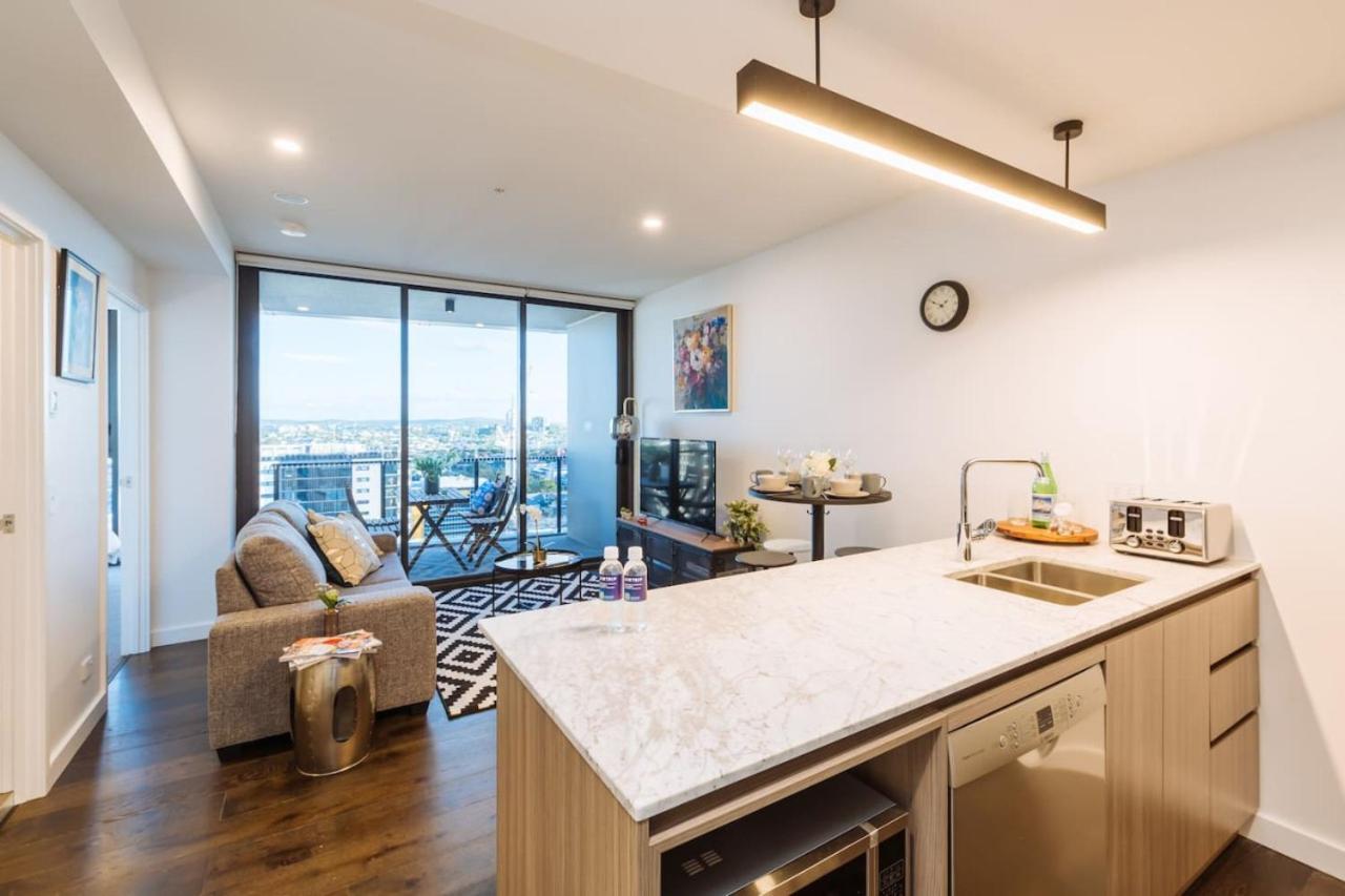 Location 2bd W Spectacular Views *