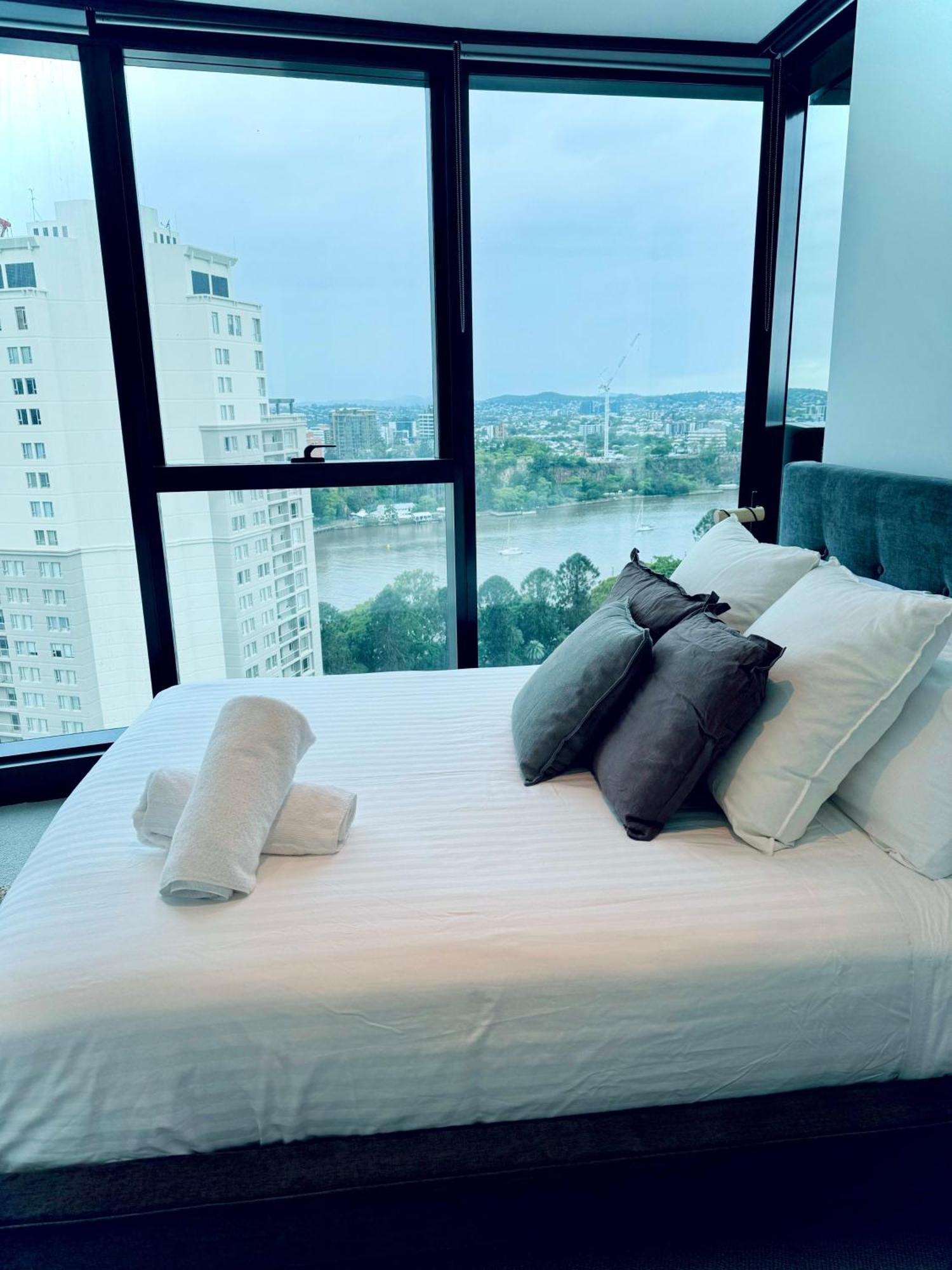 Luxurious 3 Bed Sky Retreat At Skytower Apartment