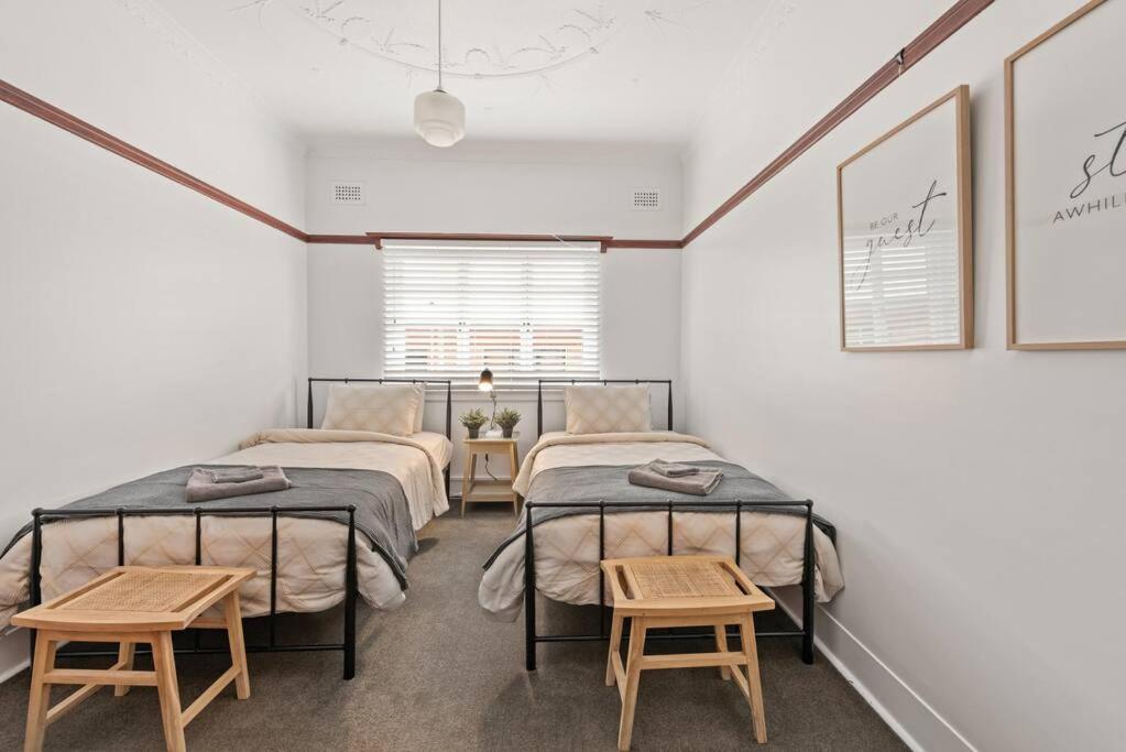 Art Deco In Ascot! ~ 2 Bed / 1 Bath / 1 Car Apartment