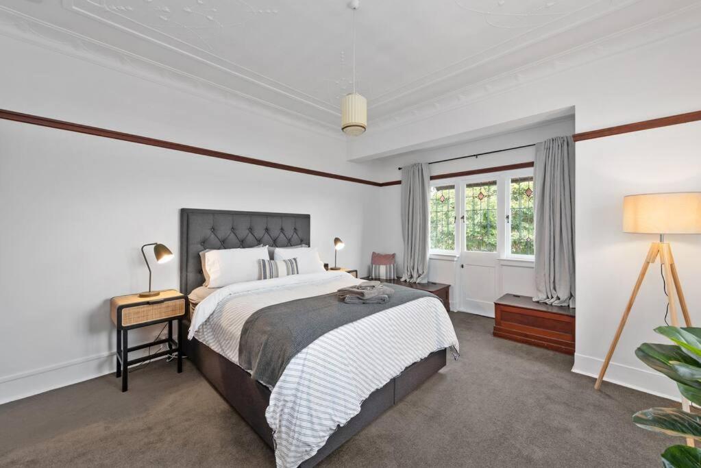 Art Deco In Ascot! ~ 2 Bed / 1 Bath / 1 Car