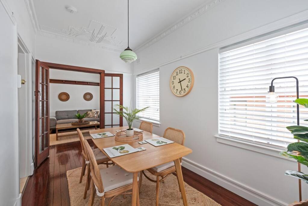 Apartment Art Deco In Ascot! ~ 2 Bed / 1 Bath / 1 Car Brisbane
