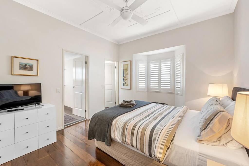 Holiday home Modern Twist + Old World Charm ~ 3bed/2bath/2car Brisbane
