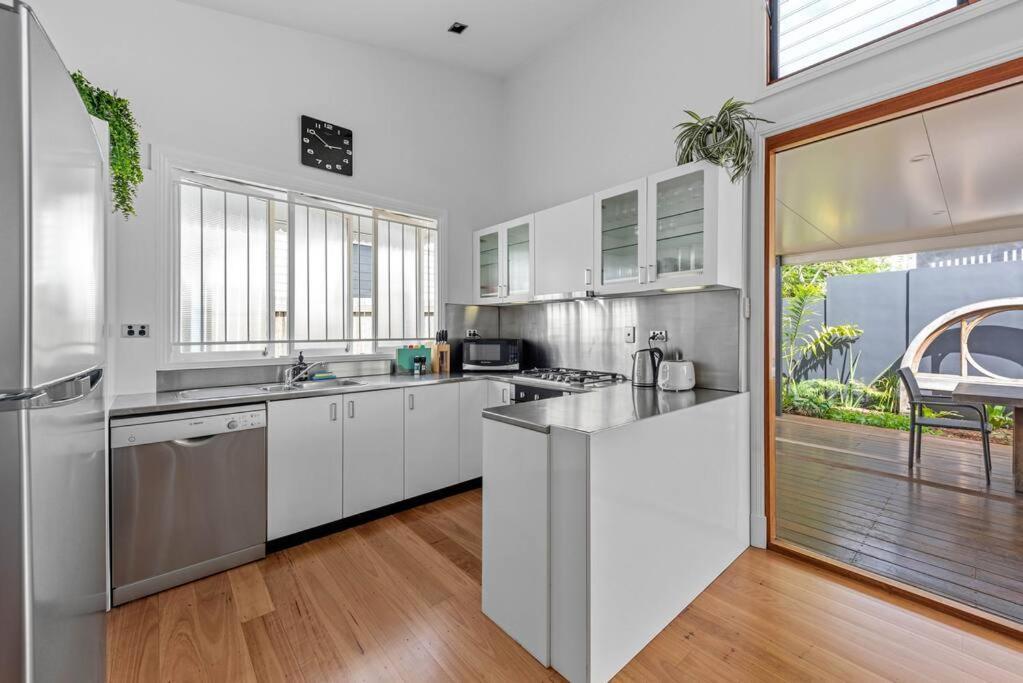 Contemporary Character! 3bed/1.5bath/1car~new Farm Holiday home Brisbane