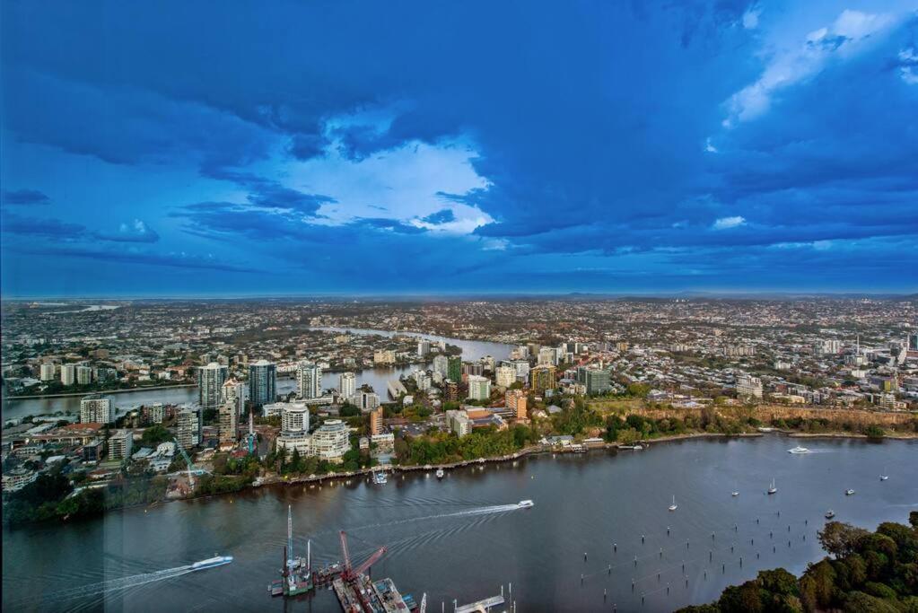 Skyhigh Style ~ 2bed/2bath/1car/views! ~ Cbd Brisbane