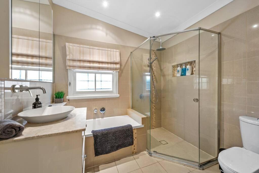 Casa de férias The Family Getaway ~ 3 Bed/2 Bath/1car ~ Wooloowin *