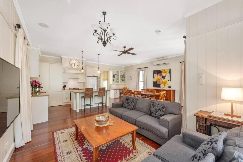 Casa de férias The Family Getaway ~ 3 Bed/2 Bath/1car ~ Wooloowin *