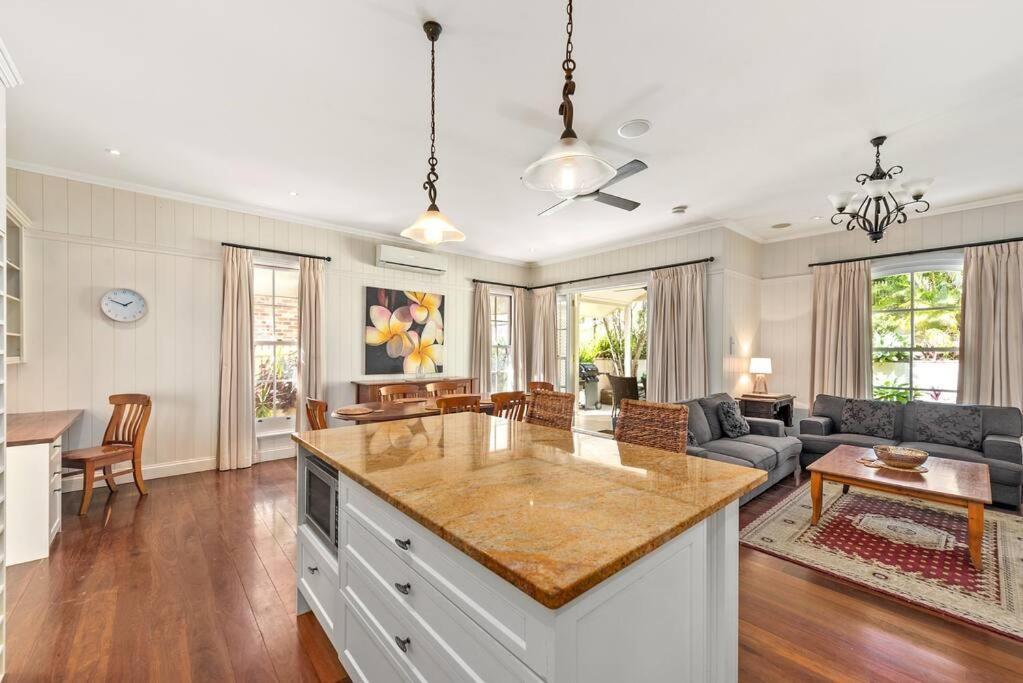 Casa de férias The Family Getaway ~ 3 Bed/2 Bath/1car ~ Wooloowin *