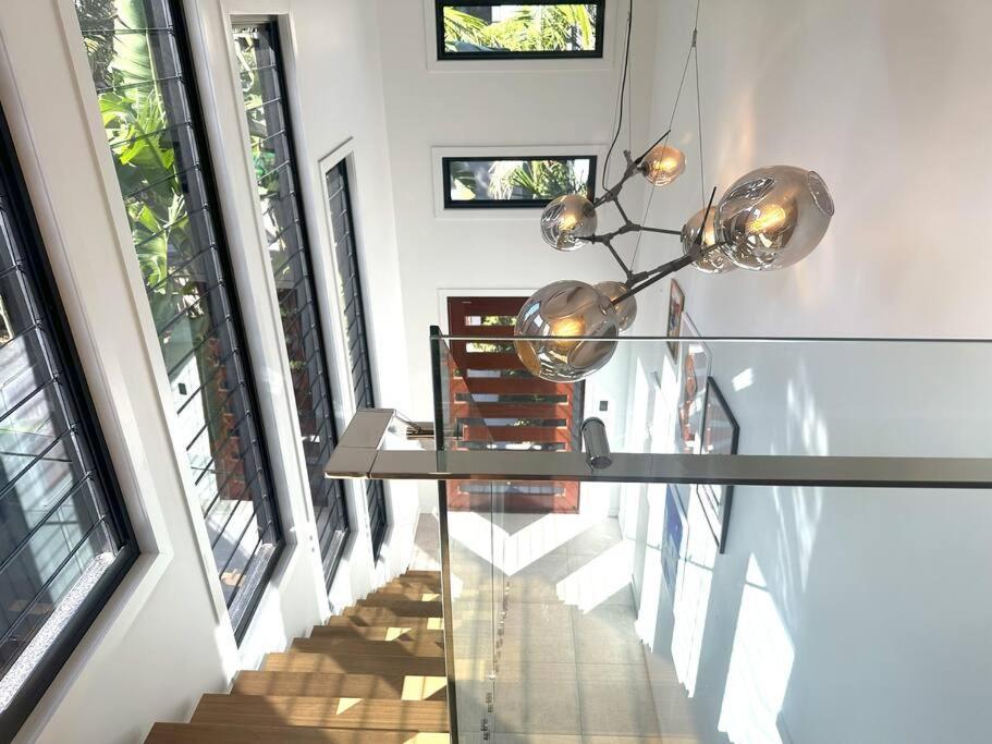 Luxurious New With Pool & Bathtub * Brisbane