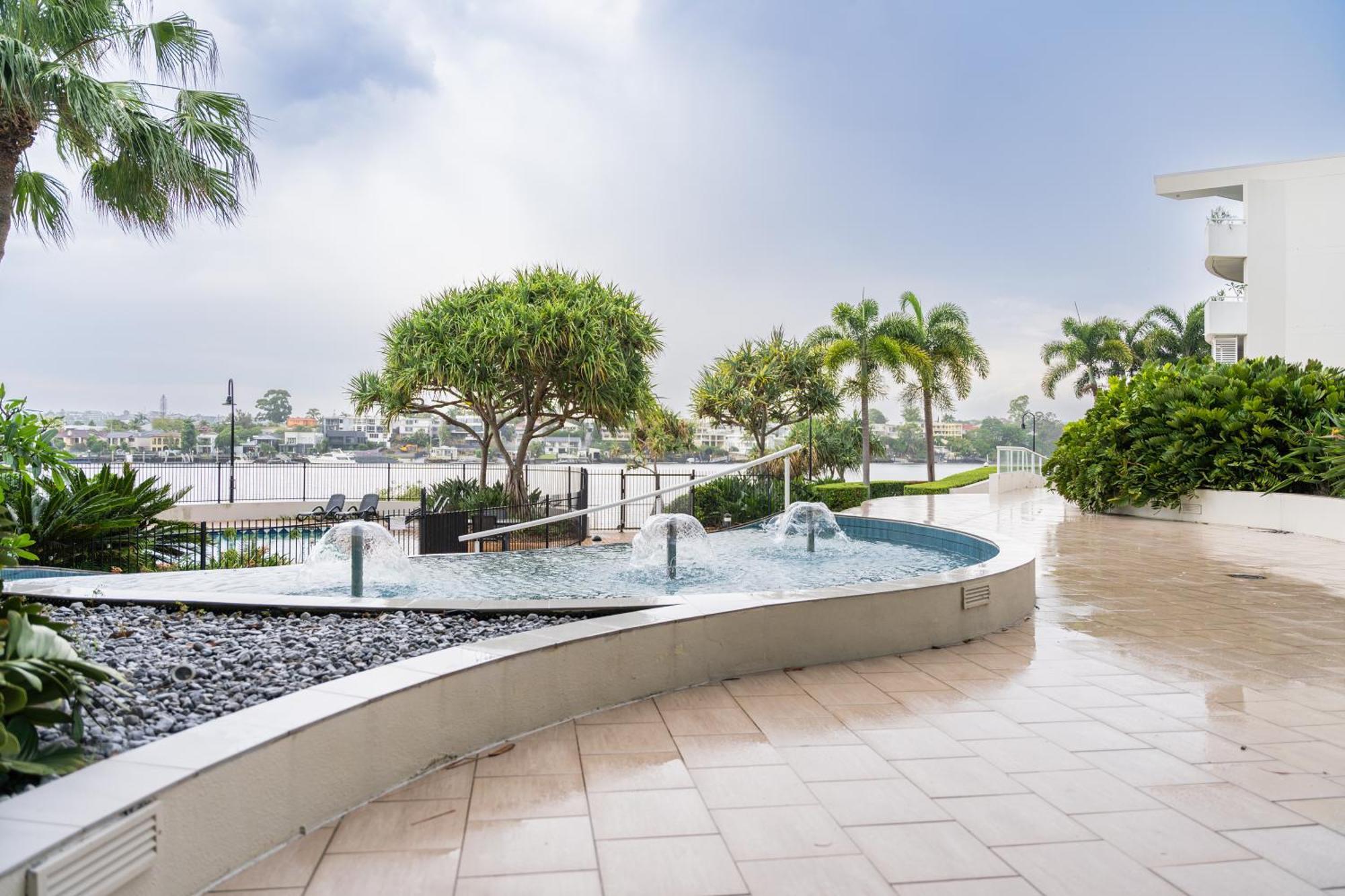 Riverside Retreat! Beautiful Water Views! - New Farm Apartment *