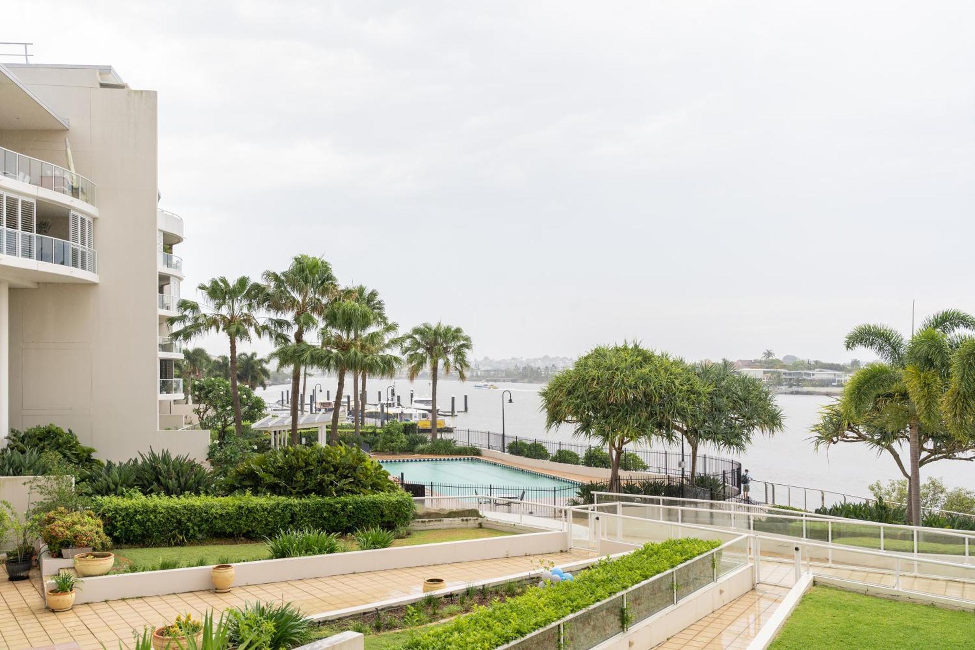 Riverside Retreat! Beautiful Water Views! - New Farm Apartment