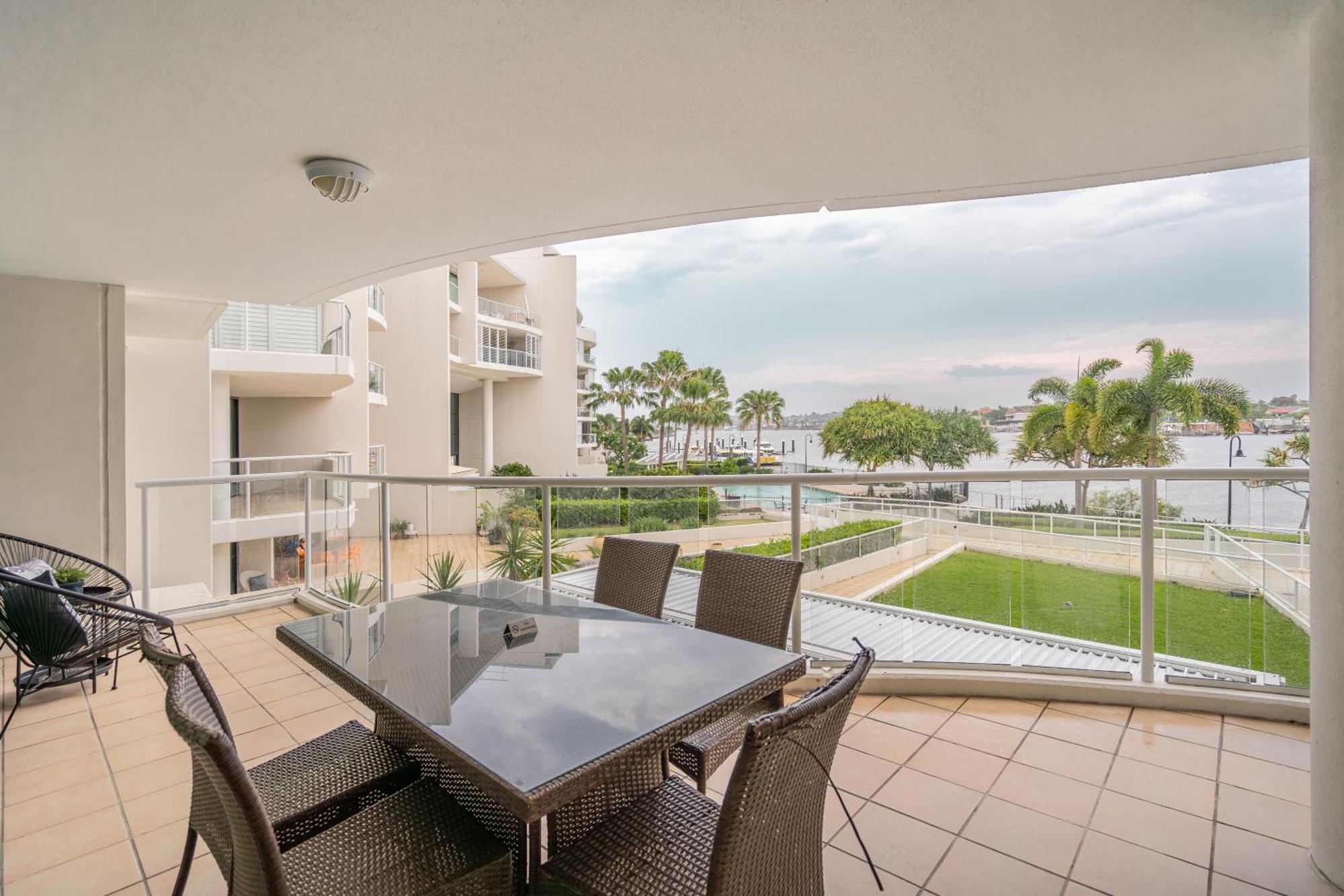 Riverside Retreat! Beautiful Water Views! - New Farm