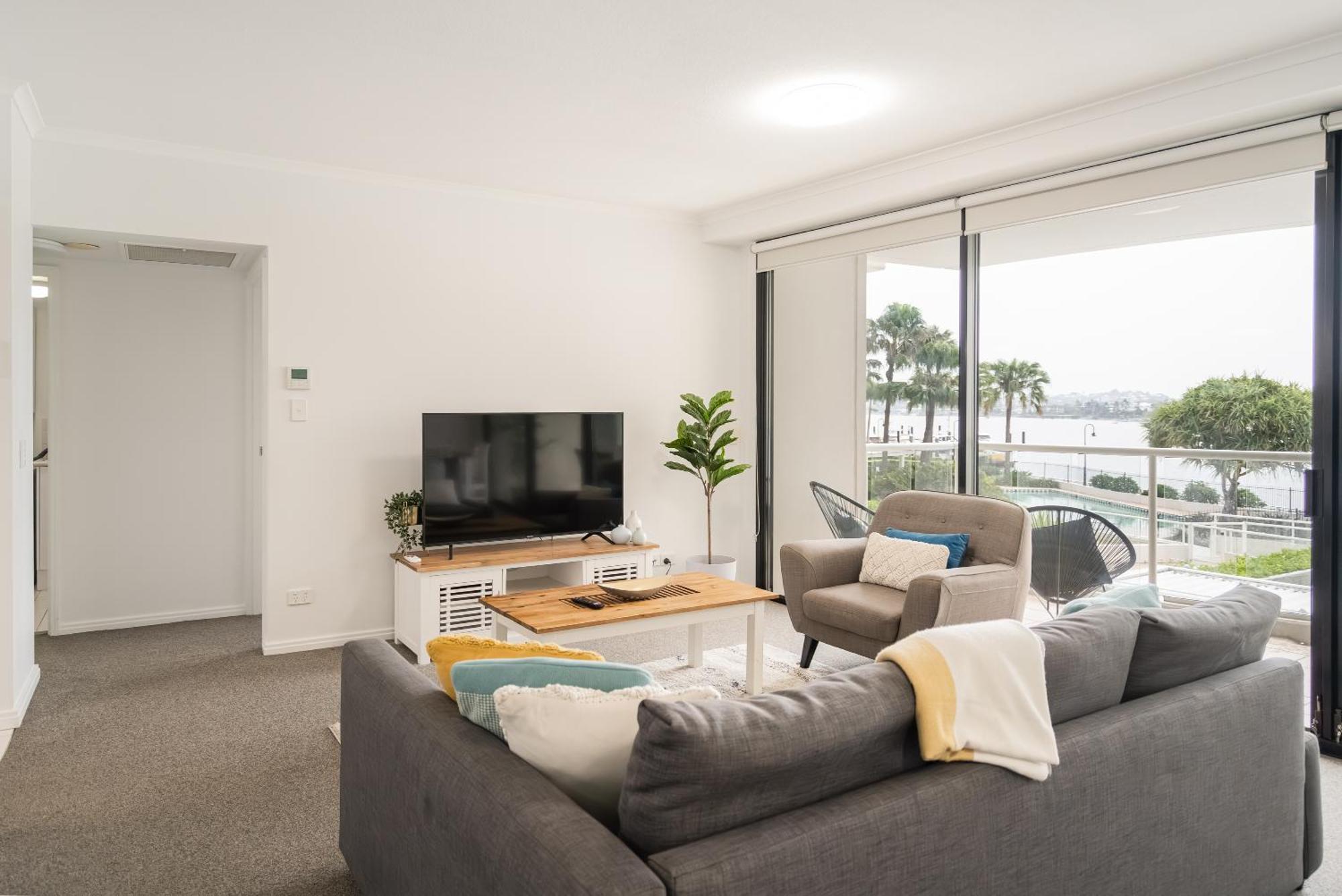 Riverside Retreat! Beautiful Water Views! - New Farm Apartment *