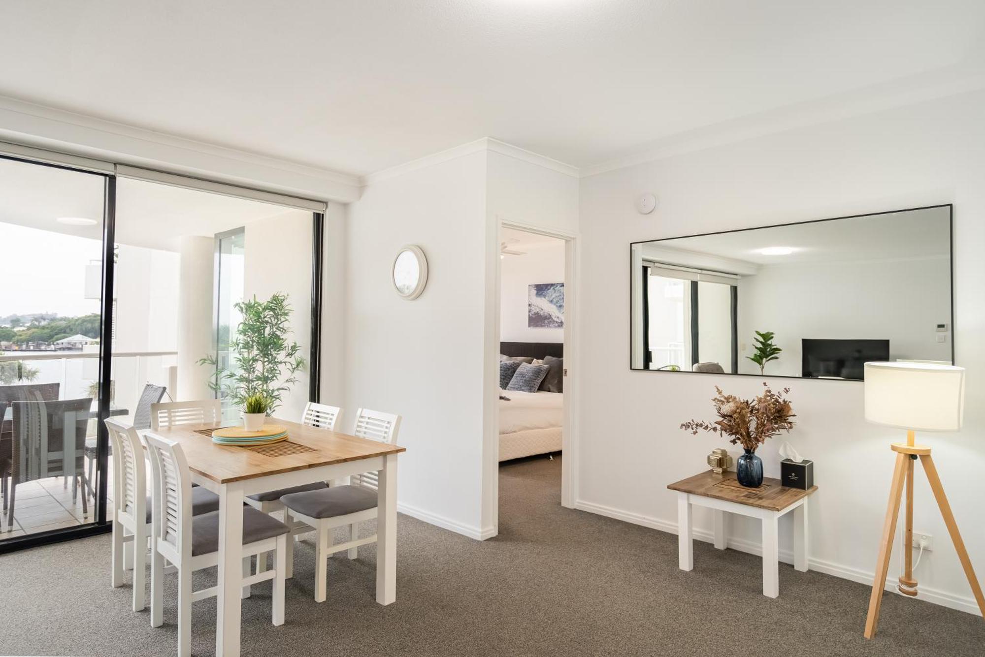Riverside Retreat! Beautiful Water Views! - New Farm Apartment