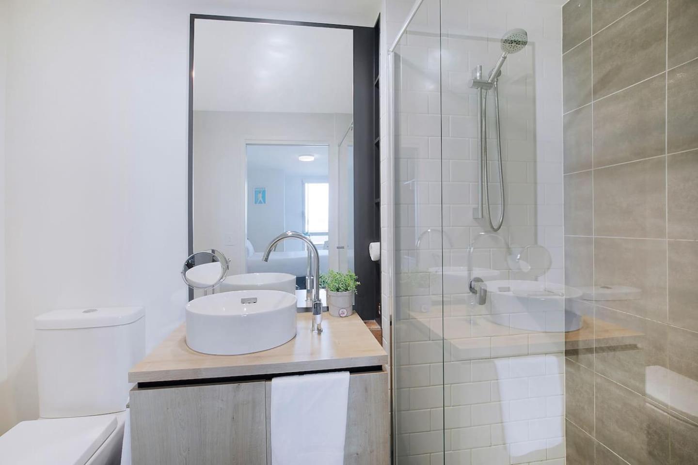 Montague Metropolitan - Cityscape Oasis Apartment
