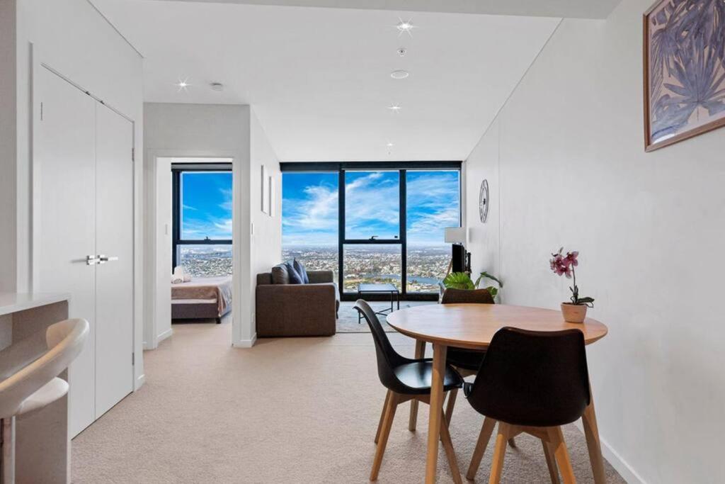 High Level Riverview 1b1b In Centre Of Cbd Brisbane