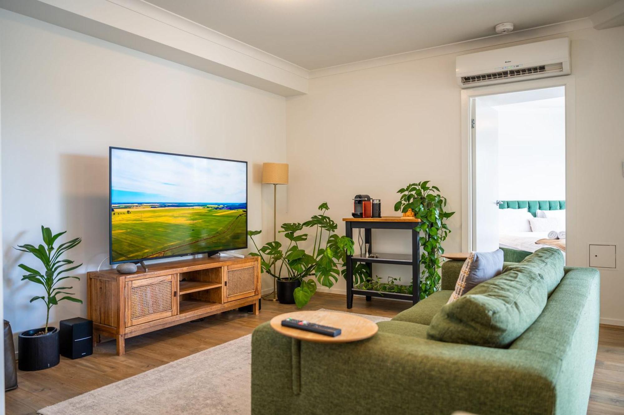 Tranquil 2-bed Inner City Retreat With Parking * Brisbane