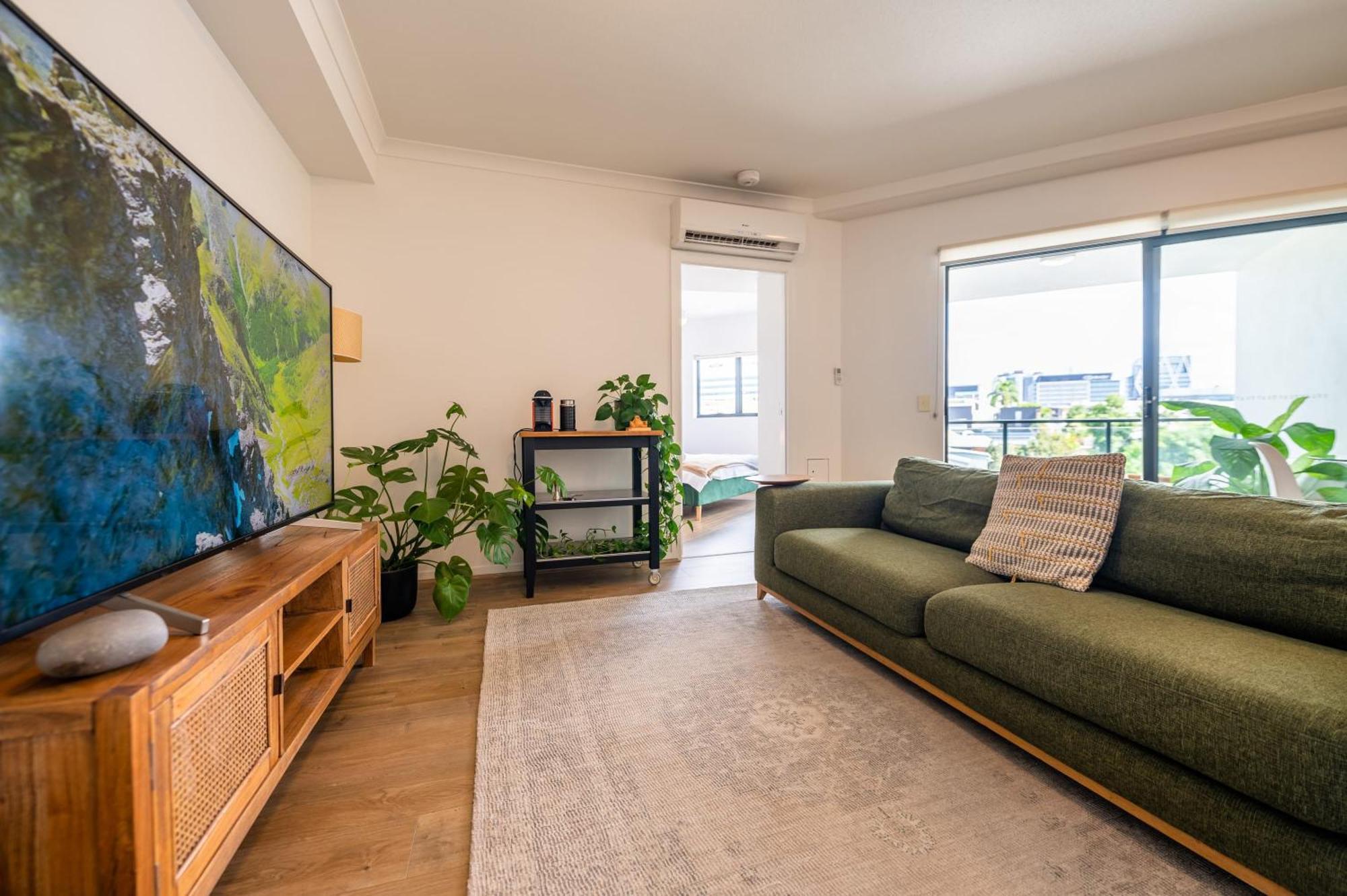 Tranquil 2-bed Inner City Retreat With Parking *