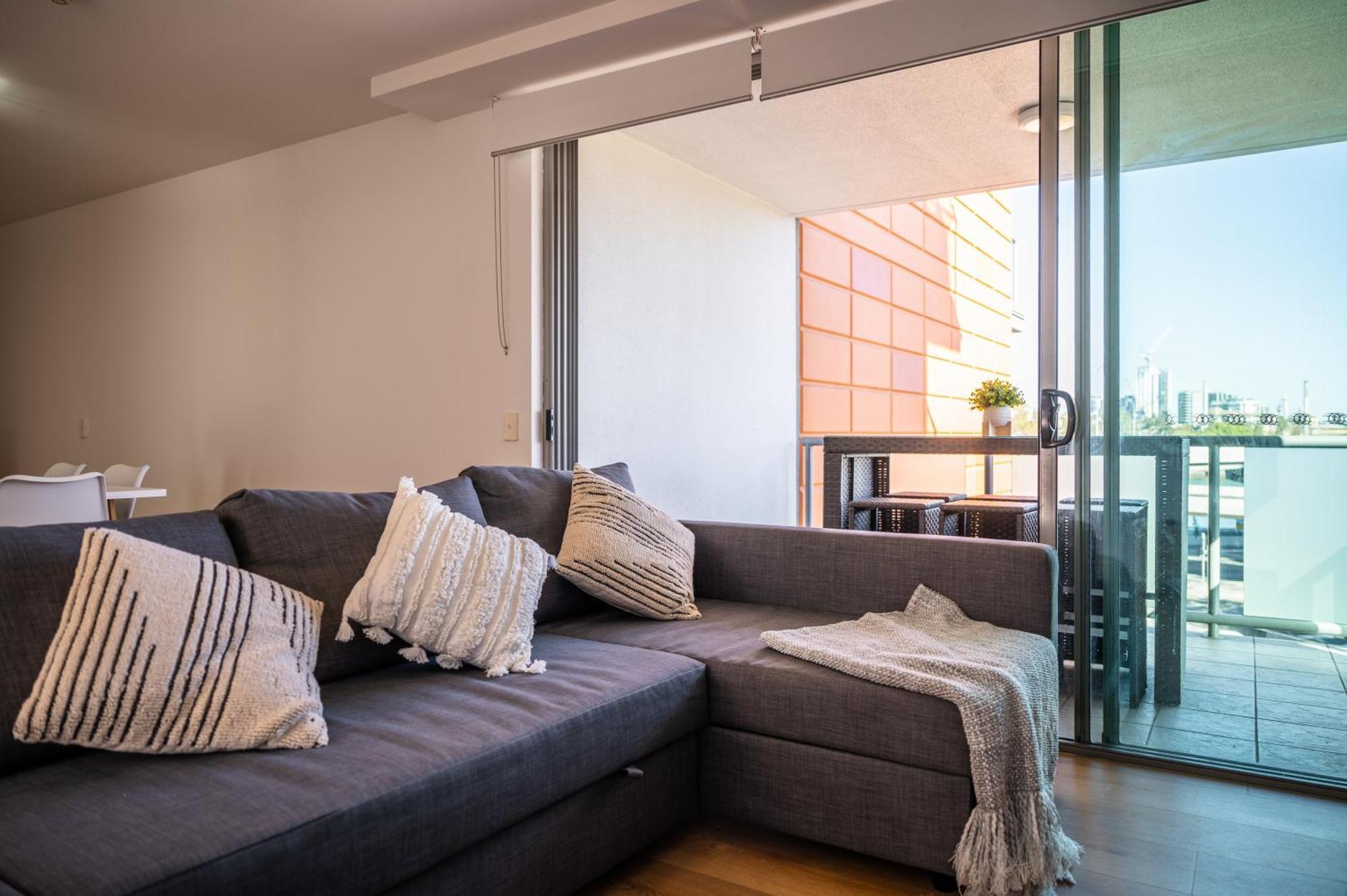 3-bedroom Unit With River Views And Balcony Apartment