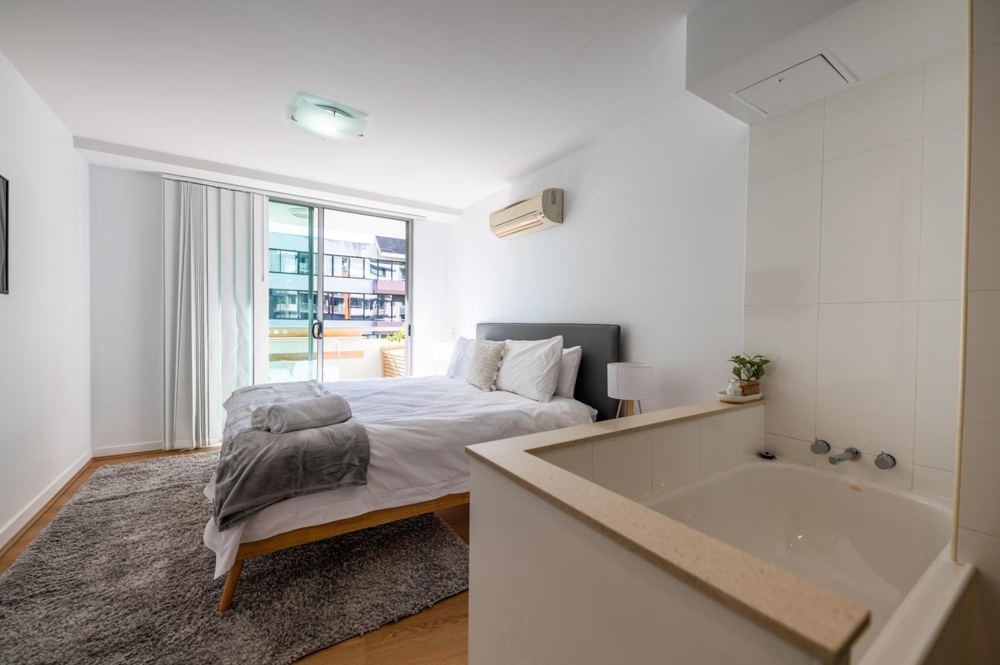 3-bedroom Unit With River Views And Balcony Apartment Brisbane