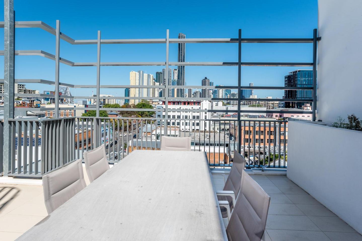 Comfort Two Bedroom With Free Parking In Valley Apartment Brisbane