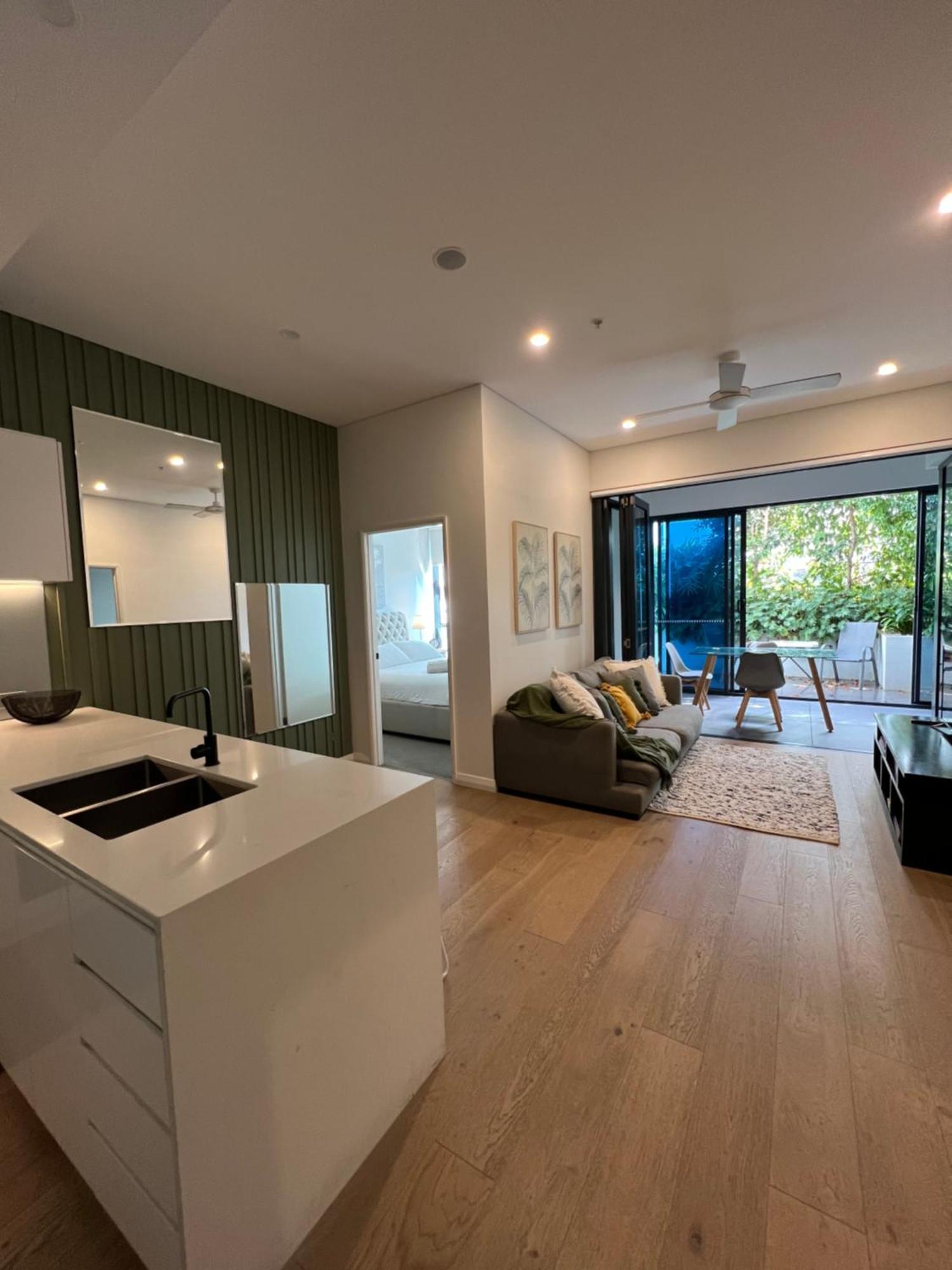 Great Located Unit/private Balcony, Pool,gym,parking *