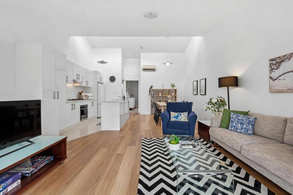 Terrific Townhouse! 2bed/2bath/courtyard/1car *
