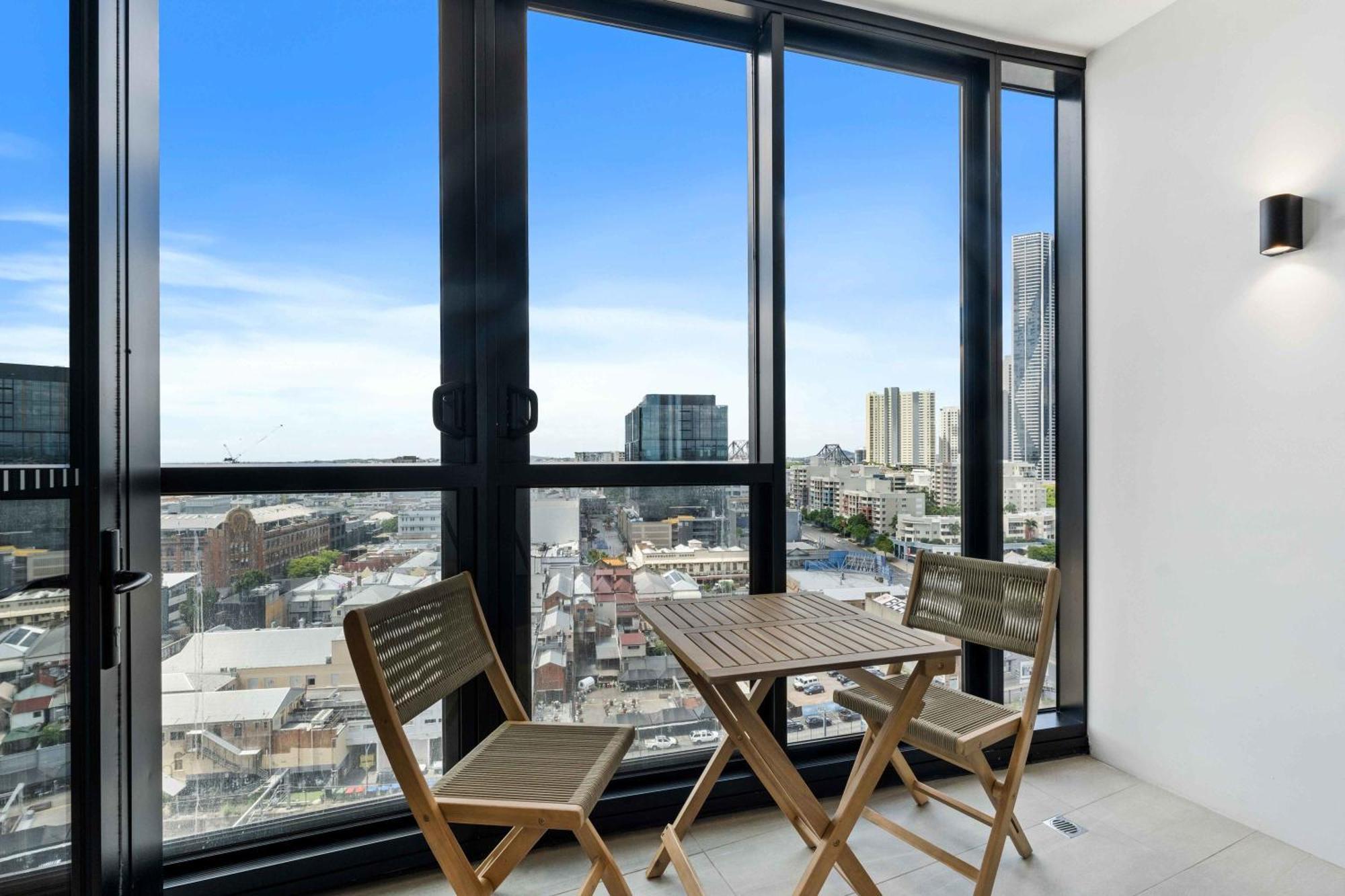 Modern 1br With Gym Pool & Wifi Brisbane