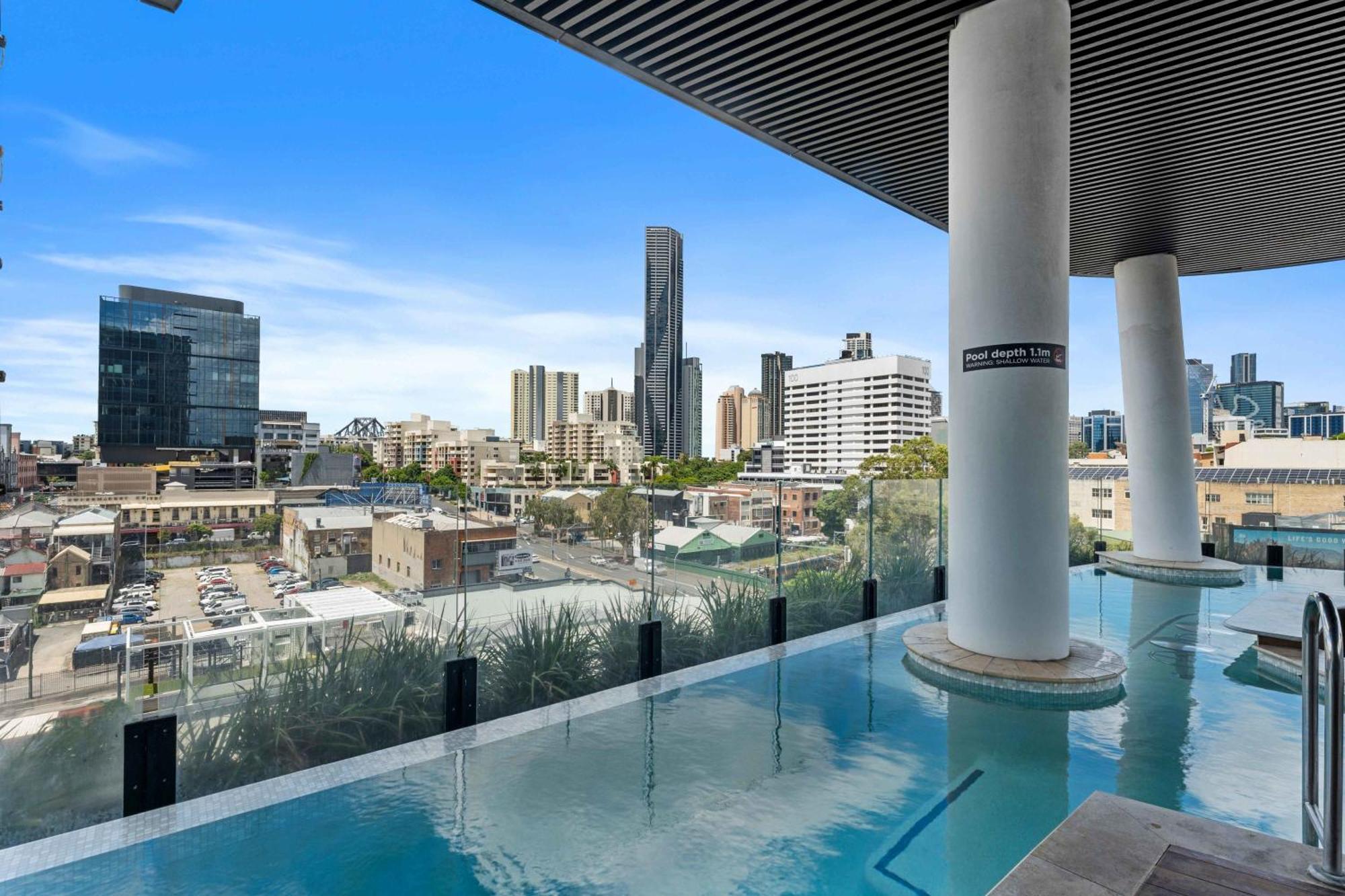 Modern 1br With Gym Pool & Wifi Brisbane
