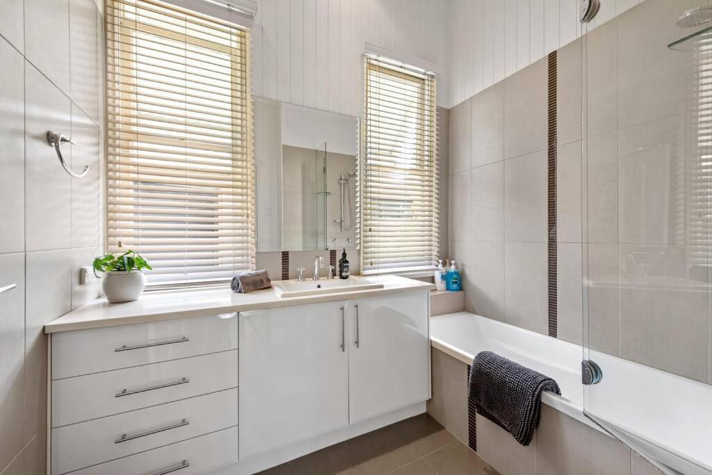 Poppy's Place! 4bed/1bath/2car/views/house ~bardon Holiday home