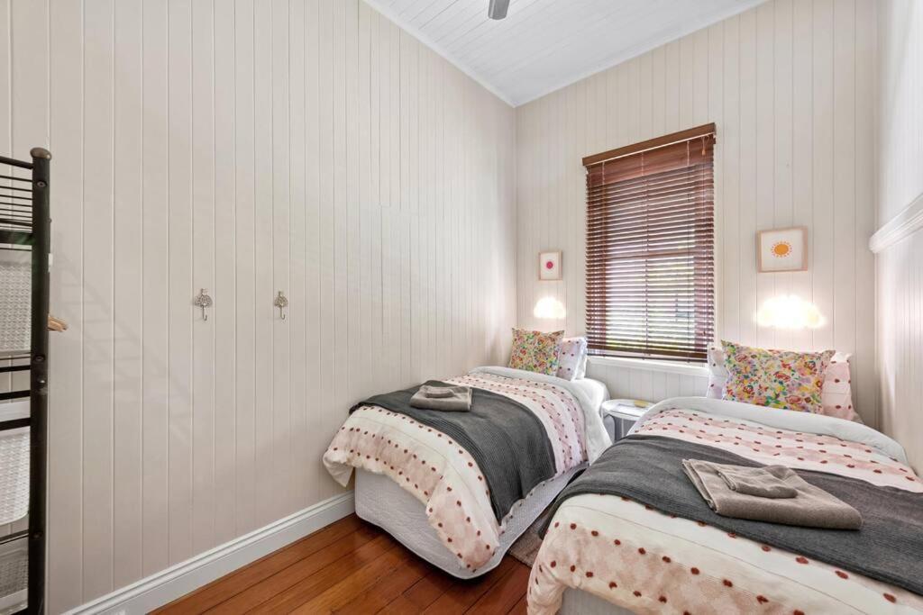 Poppy's Place! 4bed/1bath/2car/views/house ~bardon Brisbane