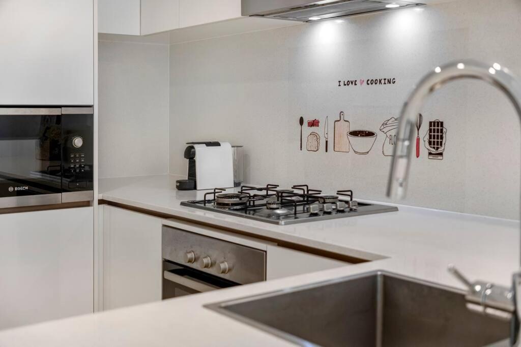 Modern 1-bdr W/ Free Car Park&fantastic Pool Apartment Brisbane