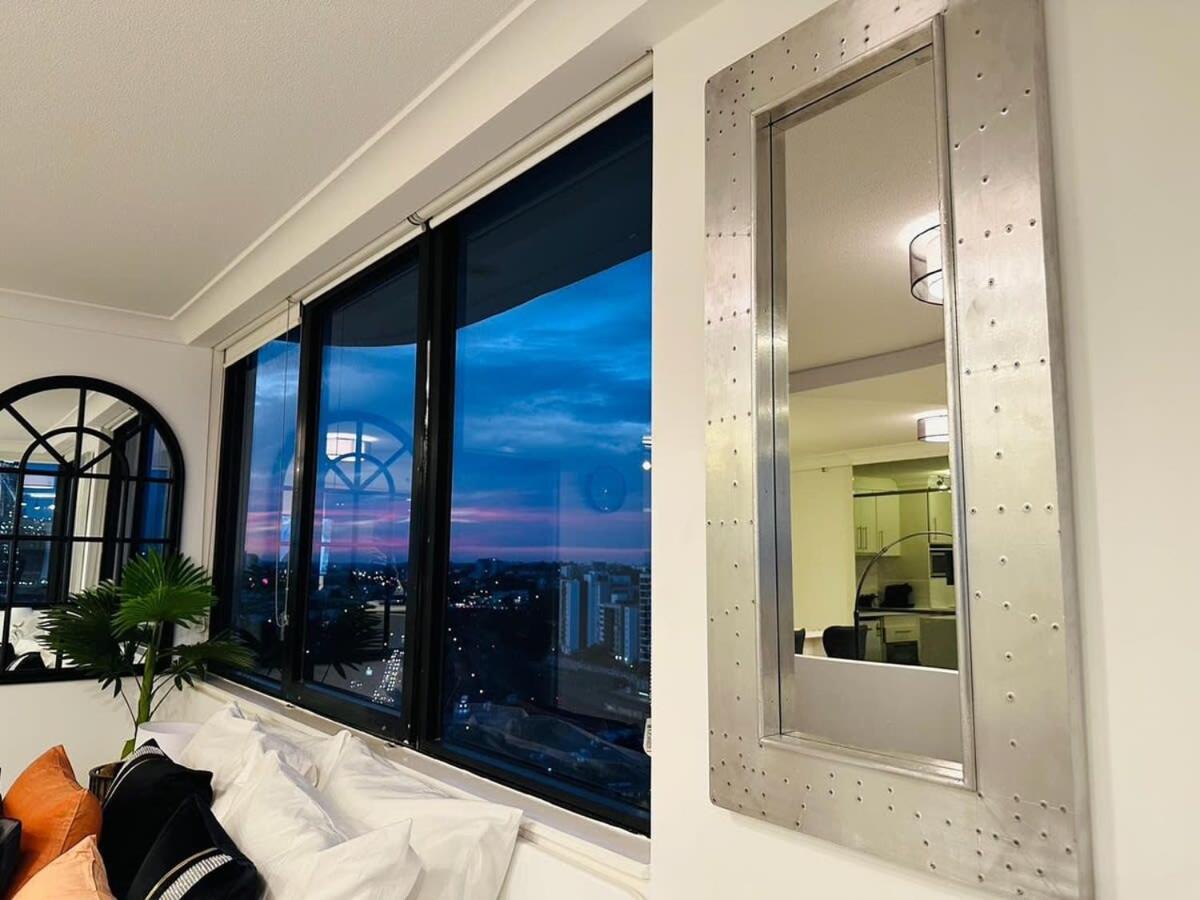 Heart Of Brisbane's Cbd High-level River Views *