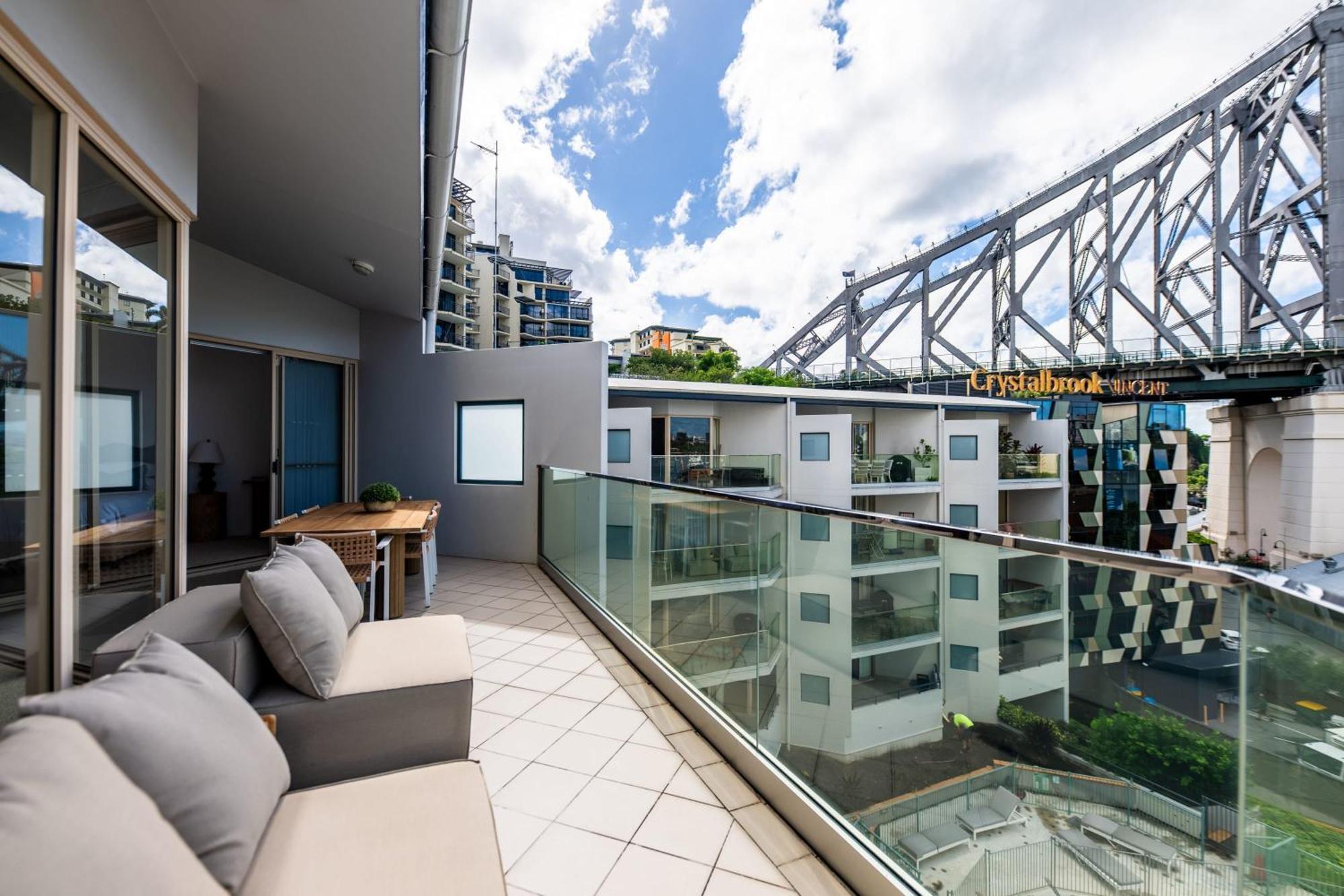 3 Bedrooms 2 Bathrooms W Parking & Pool Apartment